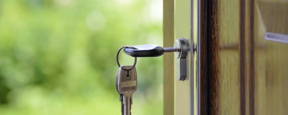 real estate agent helps first time buyers