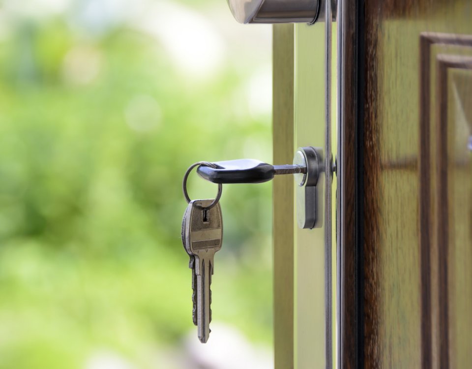 real estate agent helps first time buyers